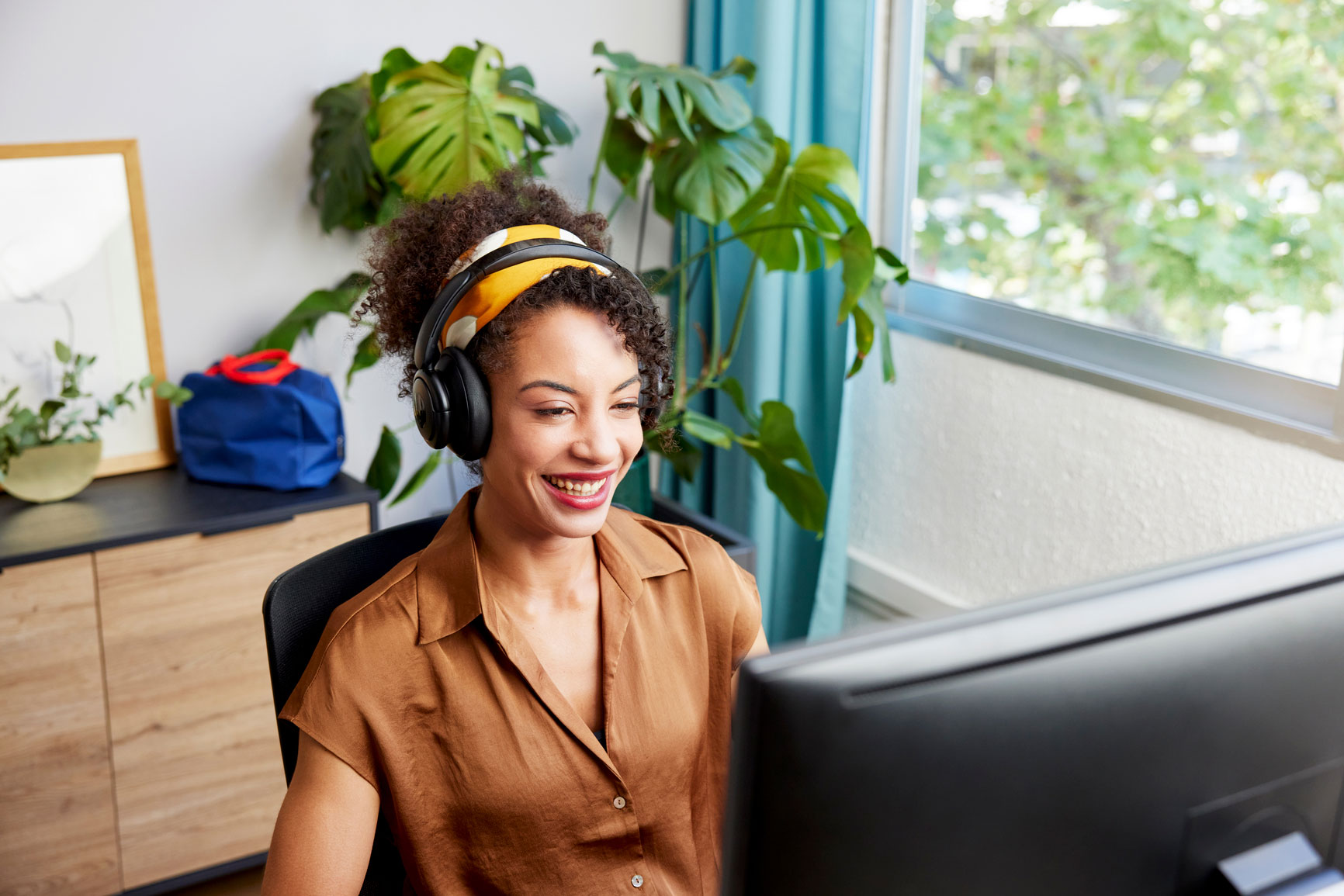 A Pacific Preparatory teacher leading a live one-on-one online lesson
